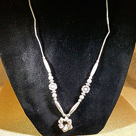 Flower Beaded Necklace Silvertone --21 - Picture 2 of 4